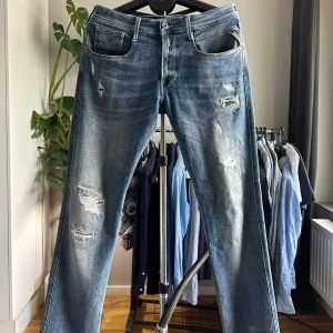 Replay Anbass - Ett par replay anbass i nyskick (helt utan defekter). Riktigt snygga slitningar! Storlek 33/34 men sitter mer som 31/34