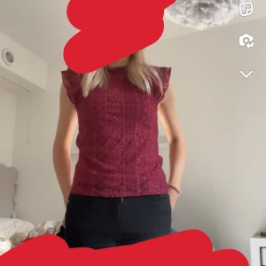 vinröd blus - säljer min vinröda blus då jag tyckte att jag inte passar i färgen, knappt använd!!🙌🏼🙌🏼