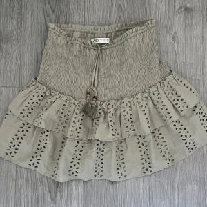 zara kjol  - säljer nu denna jättesöta kjolen ifrån zara (slutsåld) i storlek S. 💕