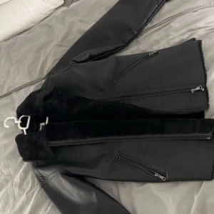 Jacka  - Säljer jacka från kappahl storlek XS passar även S, köpte den för 1700 och säljer den för 1000 pris går att diskuteras :), jag har aldrig använt den för att jag inte tycker att den passar mig 