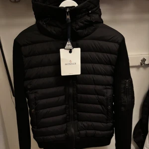 Moncler cardigan - Tja säljer nu min Moncler Cardigan som jag fick i present och bara haft på mig en gång men var för liten för mig, den är i mycket bra kondition, NFC tagen och scannern funkar, kan gå ner i pris vid snabb affär. Om ni har frågor komm pv!