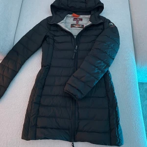 Jacka - Perfekt jacka till hösten/ våren. Fin passform man får bra form i jackan. Sitter väldigt fint på måste jag säga. Säljer pga har andra jackor jag använder, mycket bra skick så gott som ny. 