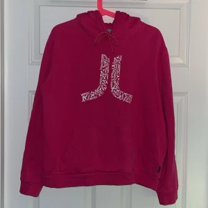 Wesc mörk rosa hoodie - Skön mörk rosa hopdie, har inte används så mycket men den har några mörka fläckar på ärmarna, annars i fint skick