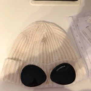 Säljer en cp company mössa som jag köpte på jhonells då jag it använder mössa - I bra skick köpte den för 1 vecka sen 