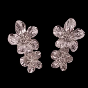 Blommiga Örhängen  - Fina Blommiga örhängen  Finns i Guld/Silver 89kr/st  Eller 169kr/Paret Modell 161