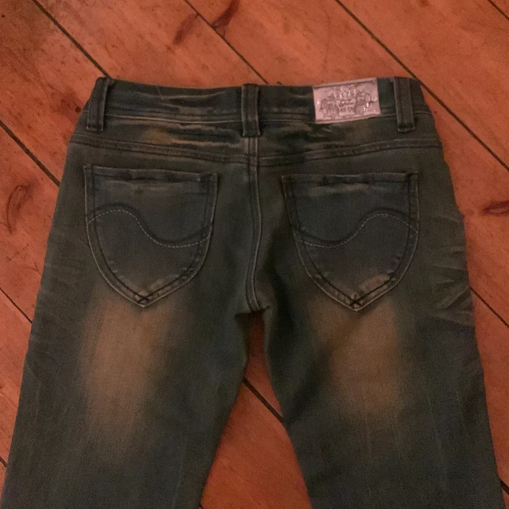 Säljer dessa sjukt snygga vintage jeans som tyvärr är för små för mig men är skit snygga! En unik färg men även lätt att styla! Jag är 158 och det går över mina skor. Skriv till mig för fler frågor!❤️. Jeans & Byxor.