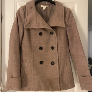 beige kappa  - Jättefin beige kappa från h&m i bra skick, kom privat för mer info. 