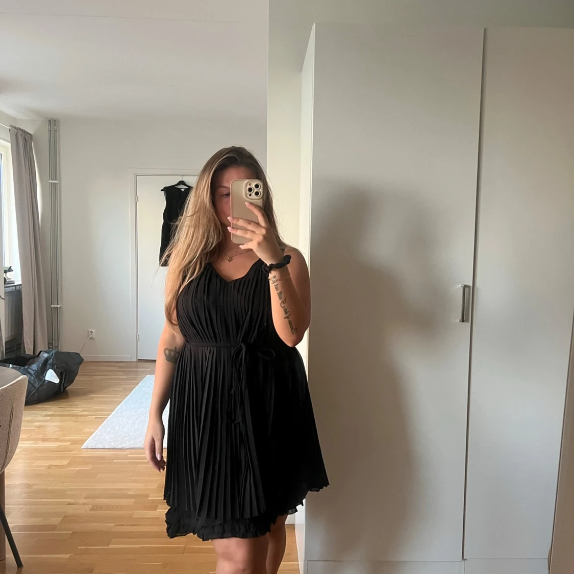Svart klänning med volangdetaljer - 90
