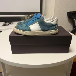 Flycrews  - Säljer dem här blåa flycrewsen. Storleken är 39 men passar om du har storlek 40 eller 38. Skriv om ni har frågor eller är intresserade.