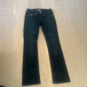 True religion jeans storlek 23🙌🏻🌸💕 - T jeans jätte fina jeans i väldigt bra skick förutom att dragkedjan e sönder men inget som synns när man knäppt jeansen och e väldigt lätt att fixa,jeansen är i storlek23 och i modellen flared 💕❤️jeansen säljs inte längre och e köpta för 1700kr❤️❤️
