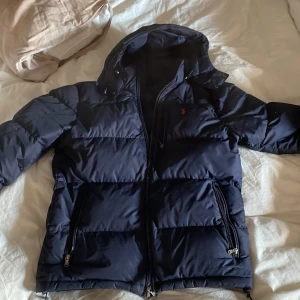 Ralph Lauren Vinterjacka - Ralph lauren jacka äkta.  Digitalt kvitto finns. Skavanker finns men bra helhets intryck