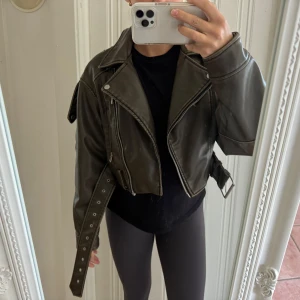 Zara jacka  - Den super populära zara jackan funderar jag på att sälja då jag bara använd den en gång.  Storlek s. Men skulle kunna säga att en person med storlek M normalt också går beroende på hur man villa t den ska sitta   