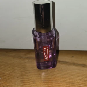 Loreal eye serum - Det är en ögonserum mot rynkor från loreal lite mer än halvfull♡☆