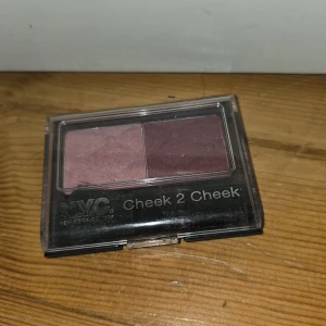 Blush - Der är två glittriga blushes från N.Y.C använd den ljus råsa 1 gång♡☆ 