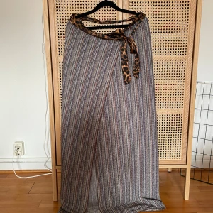 Kjol från beck söndergaard - Otrolig kjol från beck söndergaard! One size & justerbar med tanke på att man knyter i midjan🌷