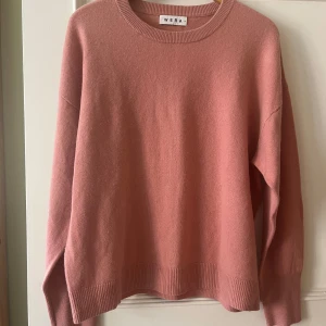 Stickad ulltröja från Wera (nyskick) - Nästan helt oanvänd! Så mjuk och skön. I den perfekta rosa/gammelrosa färgen. Se bild för material. 