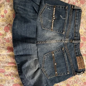 Jeans volangkjol  - Volangkjol som jag sytt själv! Ordentlig sydd men kan finnas lösa trådar som jag glömt att klippa av <3 storleken är 27/30 och sitter lite tajt på mig som har s på kläder. Hör av dig vid frågor! 💓