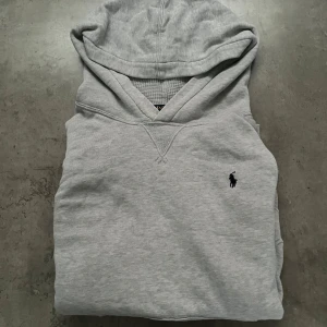 Raulph lauren hoodie - Säljer nu min raffe hoodie i strl L barnstorlek (passar s/xs)  | Har haft den i ungefär en månad och använt den varsamt. | Jeansen och parfymen finns även att köpa på min Plick! | Nypris 1359  | Mitt pris 495 | hör av er vid frågor!! 😊