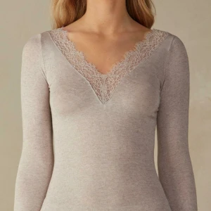 intimissimi tröja - säljer denna beigea intimissimi tröjan med spets🩷