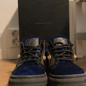 Giuseppe Zanotti - Säljer mina Giuseppes nu för att dem har blivit för små har haft dem i 1 år och har inga skador på sig. Påse,box och märkera följer med. Diskutera priset. Kan sänka också 