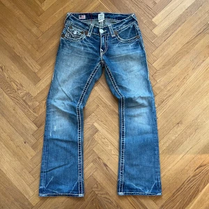 True Religion Jeans  - Asfeta trues i modellen Billy (bootcut) som jag säljer då de inte längre kommer till användning. Byxorna är i fint skick (se bilderna), men sitter däremot lite större i midjan än sin märkta storlek.   Hör av er vid ytterligare frågar!