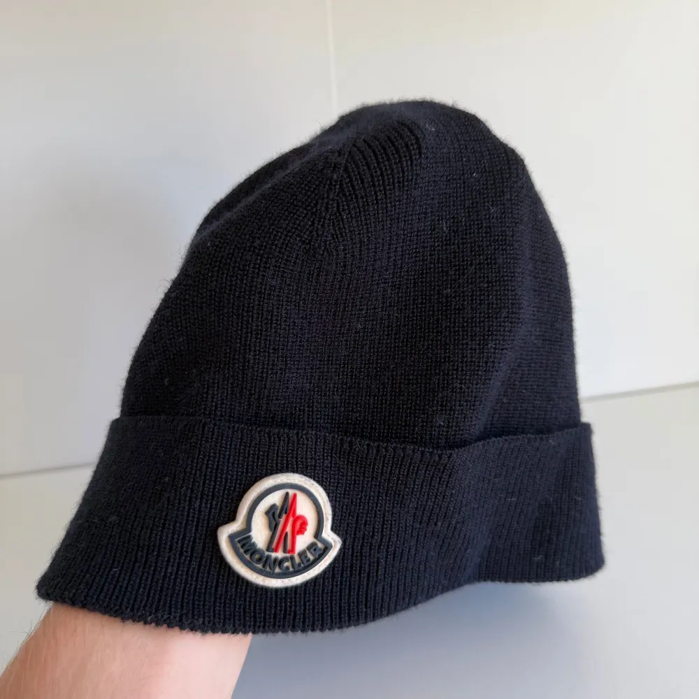 Moncler mössa, färg navy blue. Skick 9/10 knappt använd o inga flaws. Bara höra av sig vid frågor🙌. Accessoarer.