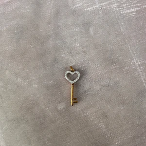 Nyckel berlock  - Nyckel berlock för halsband i äkta guld. Fick den i konfirmationspresent så vet inte vart den kommer ifrån. 
