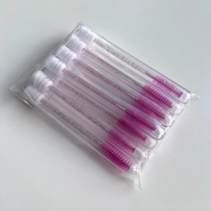 Fransborstar (spoolies) - Ett 10-pack med rosa fransborstar (spoolies). Varje enskild borste har en hårdplast runt sig för att skydda från smuts och damm. Passar utmärkt till att borsta ögonbrynen eller fransförlängningen 🫶🏻🩷  ALDRIG ANVÄNDA!  Längd: 11 cm