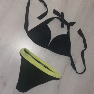 Svart bikini - Snygg och skön bikini, aldrig använd då underdelen är för liten och överdelen för stor för mig. Bh-n är i storlek L men passar även större M. Underdelen är i 36/ S