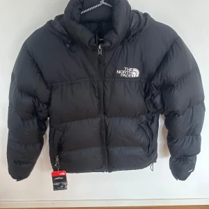 Svart pufferjacka från The North Face - Dunjacka The North Face Nuptse, svart storlek herr XS. Mycket bra skick, sparsamt använd förra vintern. Normal i storlek. 