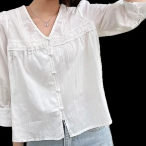 Blus - Jättefin blus med spetsinslag, knappar framtill och med kortare armar. Den har endast blivit provad så är i nyskick. 