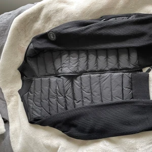 Canada Goose - Canada gose jacka, perfekt till hösten! Inga problem med jackan. Pris kan diskuteras.  Jackan är L men är större.