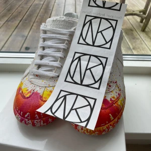 Maison Margiela - Säljer nu ett par sällsynta margielas! Skorna är köpta från nk med kvitto och alla tillbehör finns. De är näst intill oanvända så skorna har inga defekter🤝🏼👍🏼 Hör av dig vid funderingar! Mvh Leo😁