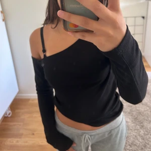 Svart långarmad tröja - Aldrig använt eftersom den e för stor.   frakt ingår i priset!