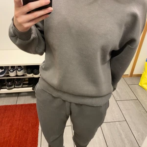 Gina tricot set - Mjukis set från Gina tricot. Säljs gärna som set (sweatshirt & sweatpants)