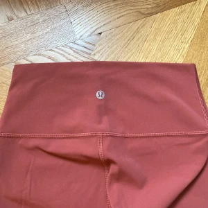 Lululemon tights! - Jättefina rosa lululemon tights i strl 4. De är i princip i nyskick och använd endast ett fåtal gånger.