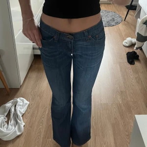 Levis jeans - Svinsnygga lågmidjade Levis jeans i jätte bra skick, tyvärr för korta för mig :( innerbenslängd: 74, midjemått: 36