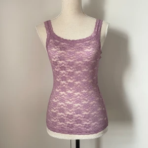 Rosa spetslinne - Jättefint rosa/lila spetslinne! Utan märke, storlek S 💓 Använd 1 gång, så toppskick! 