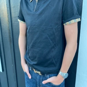 Burberry piké - Tja, säljer denhär riktigt snygga burberry pikén i nyskick, endast använd någon enstaka gång, står att det är storlek Xl men den sitter som en M. Skriv om ni har några andra funderingar! Pris går att diskuteras vid snabb affär!