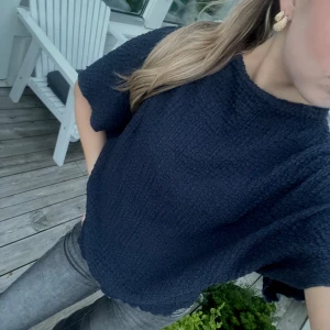 T-shirt - Marinblå T-shirt/blus med struktur från zara i storlek S. Den är i mycket bra skick och är endast använd fåtal gånger. 🤍