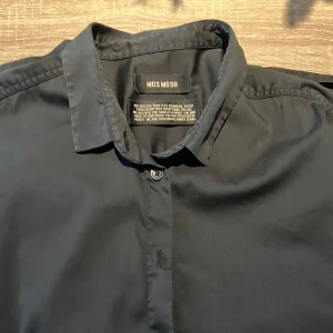 Svart blus från Mos mosh - Figursydd blus storlek M