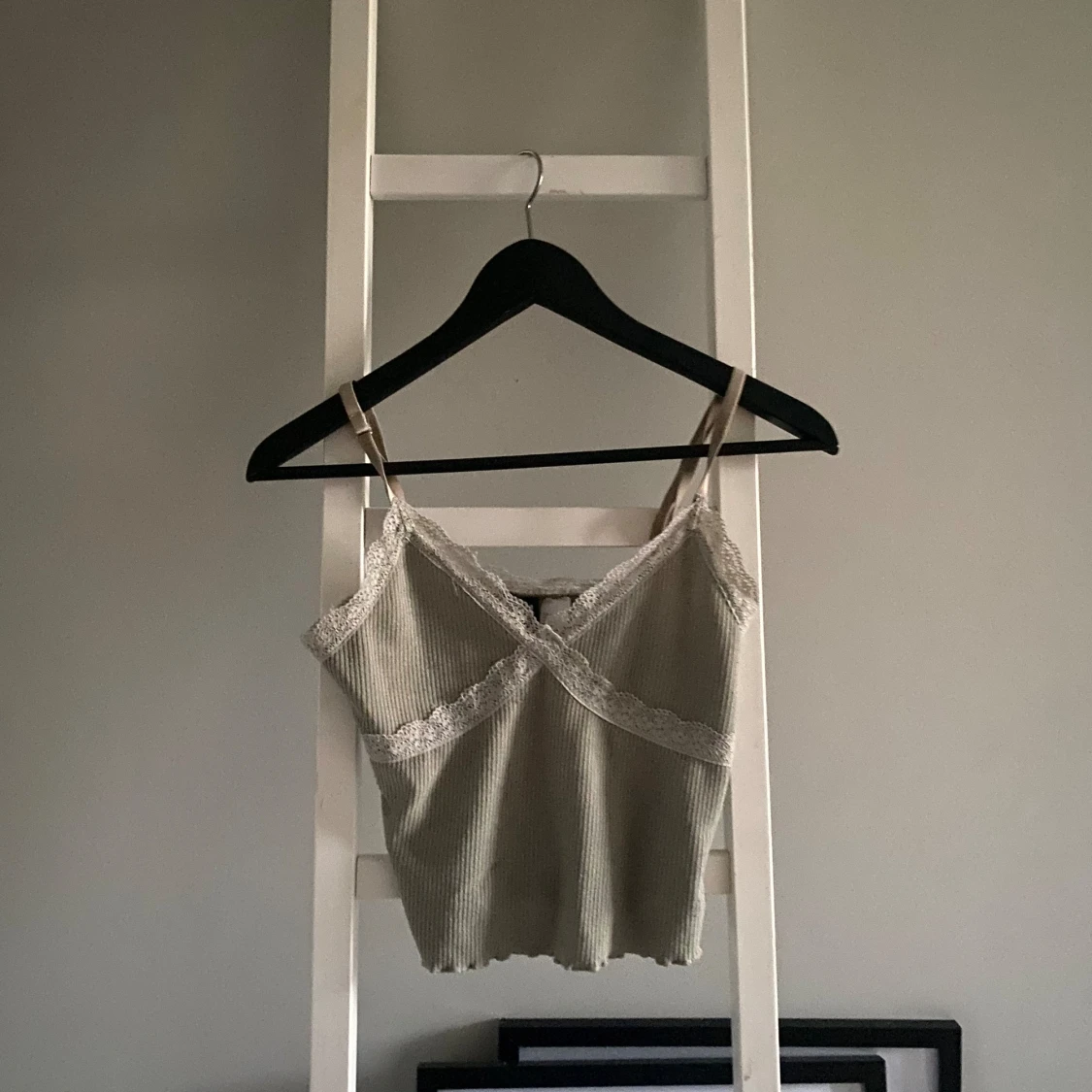 Grön ribbad linnetopp med spetsdetaljer