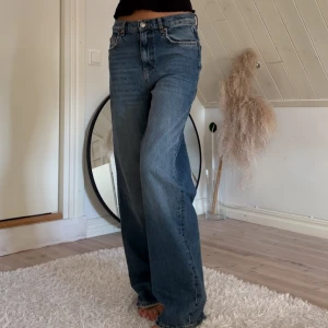 Jeans - Knappt använda. Högmidjade. Jag är 173cm.