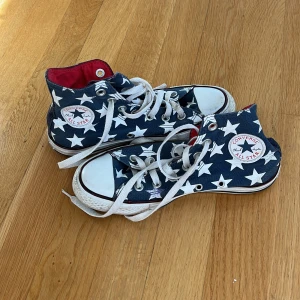 Converse - Säljer ett par converce med stjärnor. De är lite slitna baktill men i övrigt är de hela överallt