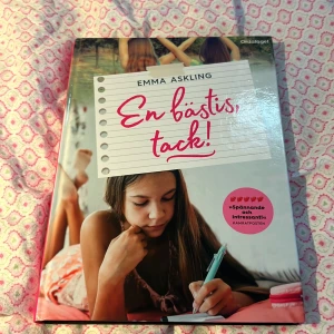 Bok - Bok skriven av Emma Askling. Den heter ”en bästis tack!”. Endast läst en gång, nyskick. Skriv för frågor mm. KOLLA MIN PROFIL (säljer två andra böcker i samma serie)❤️