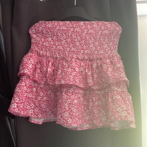 Rosa kjol - En rosa kjol som aldrig har kommit till användning, det är inbyggda shorts under!