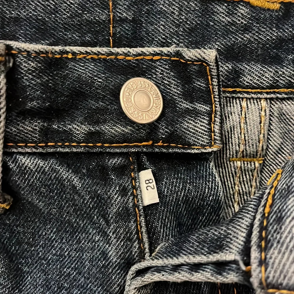 Säljer ett par jeansshorts från Levis då dem är försmå för mig och ej går att knäppa. Waist 28, skulle säga att detta motsvarar xs. Har aldrig kommit till användning så de är i mycket bra skick . Shorts.