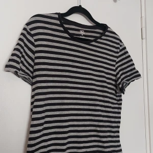 Randig T-shirt  - Randig tröja köpt på lager 157 för något år sedan. Använd max 5 gånger. Inga difekter.  Strl M 