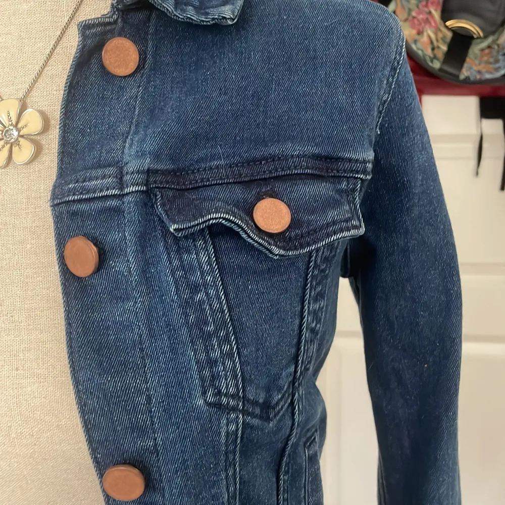 Jeans jacka köpt på hm för några år sedan, men knappt kommit till användning! Inga defekter 🩷 Dm vid frågor/intresse🎀. Jackor.