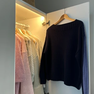 Marinblå stickad tröja - Supersöt stickad tröja från Gina tricot❤️jättebra skick och storlek M. Skriv vid frågor och prisförslag! 